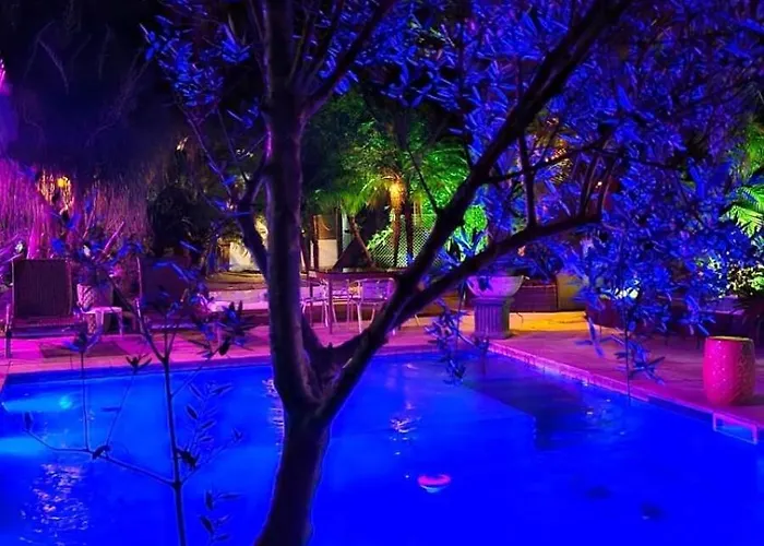 Villa Balinesa Belissima Mansao Com Piscina, Jacuzzi E Sauna